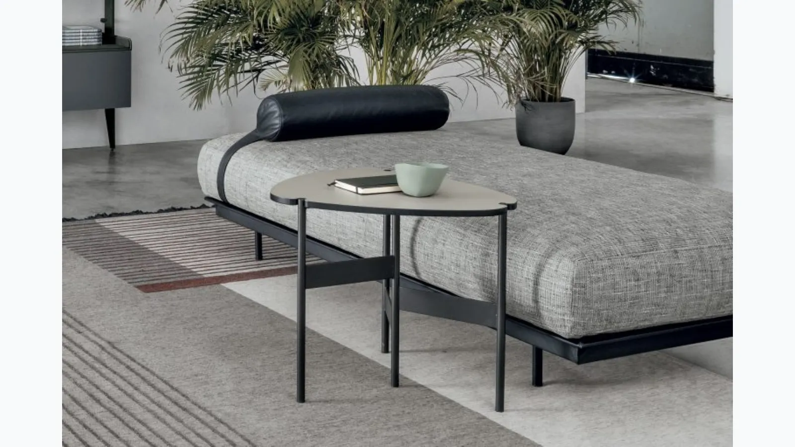 Lacquered CDF Plectrum coffee table by Tomasella.