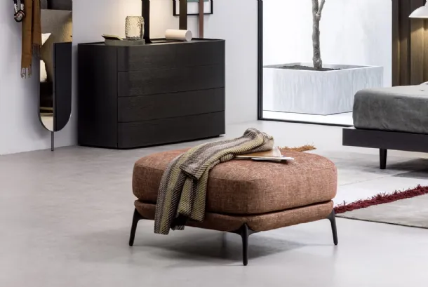 Velvet fabric pouf with metal legs by Novamobili.