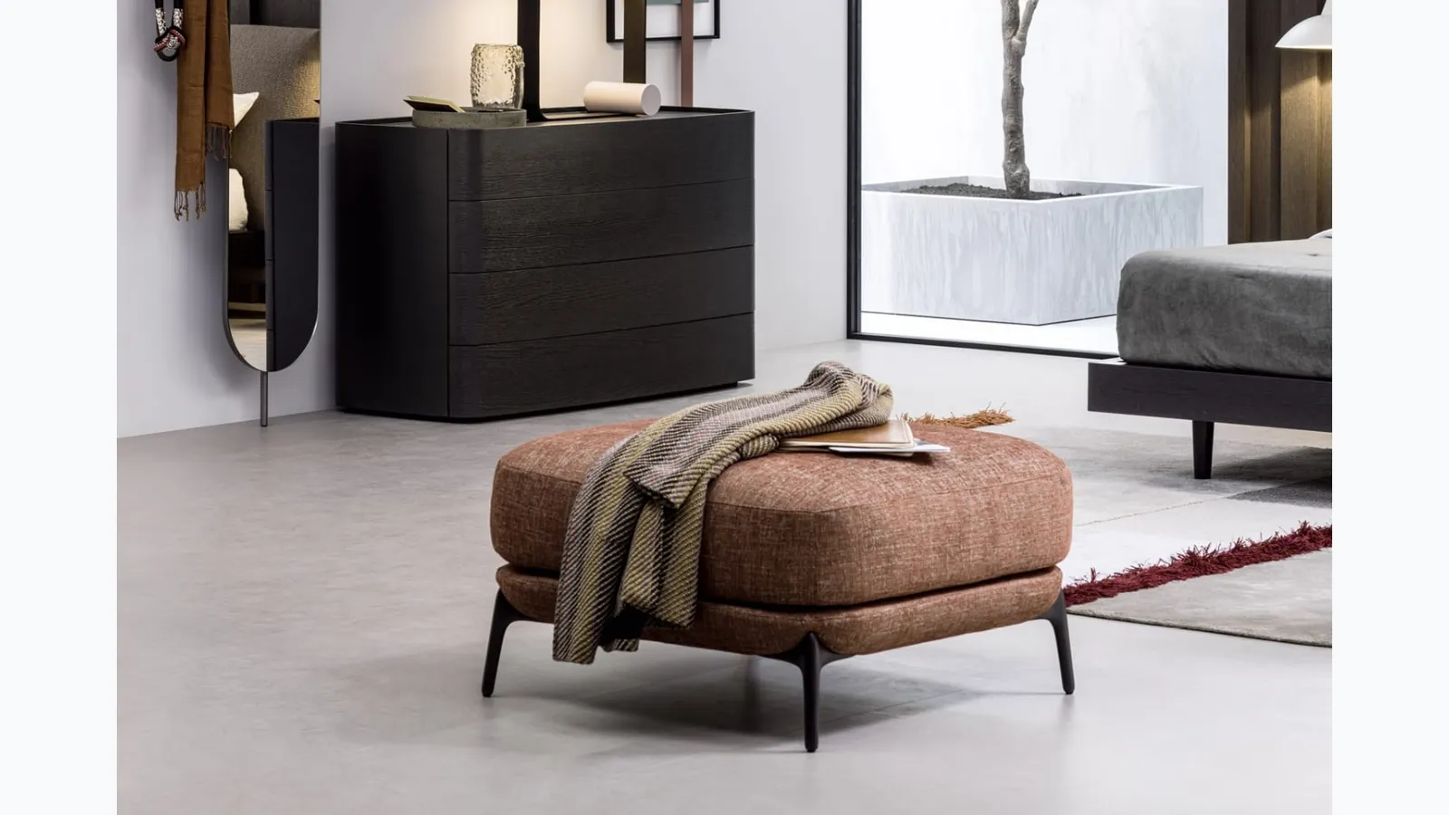 Velvet fabric pouf with metal legs by Novamobili.