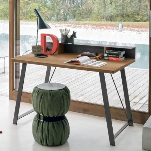 Atlas writing desk with light knotted material top and anthracite metal structure by Tomasella.