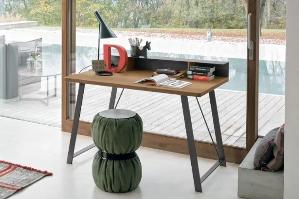 Atlas writing desk with light knotted material top and anthracite metal structure by Tomasella.