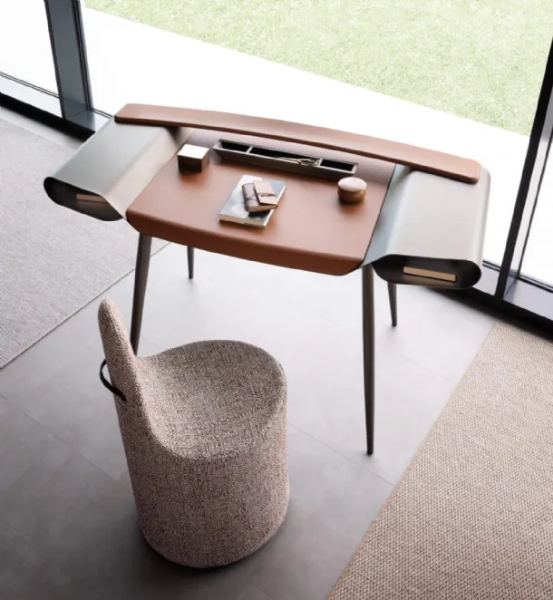 Presotto's Gulliver writing desk in leather and metal.