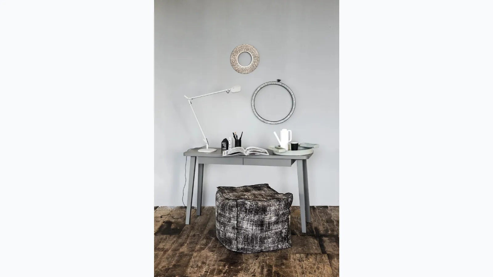 LC 60 writing desk by Gervason