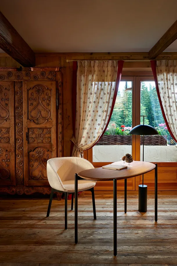 Lunat writing desk by Kartell