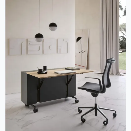 Writing desk Compact mobile desk on wheels with wooden top and structure in matte lacquered finish by Presotto.
