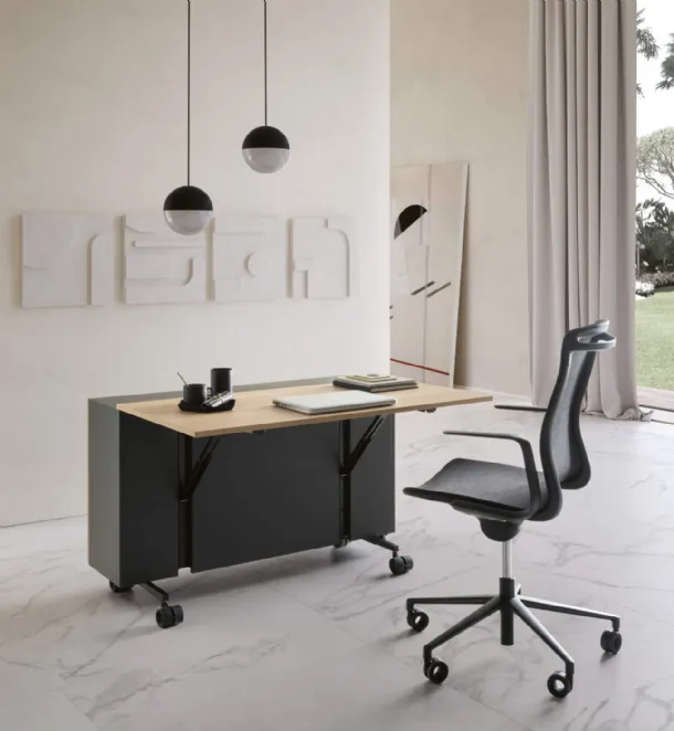 Writing desk Compact mobile desk on wheels with wooden top and structure in matte lacquered finish by Presotto.