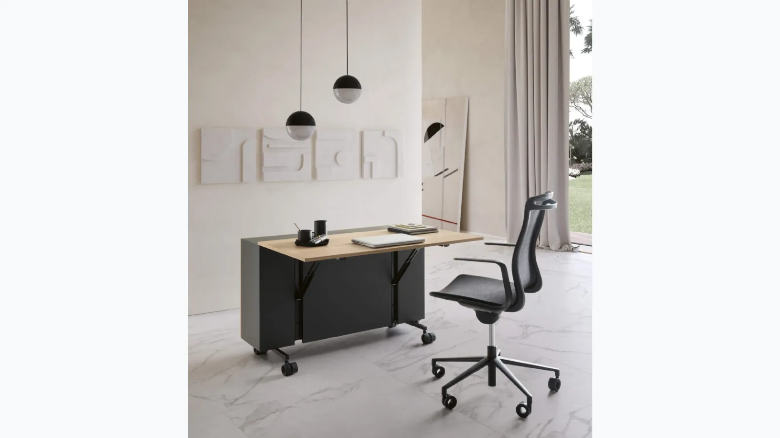 Writing desk Compact mobile desk on wheels with wooden top and structure in matte lacquered finish by Presotto.