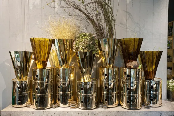 Shangai vase in Kartell colored or metallic plexiglass.