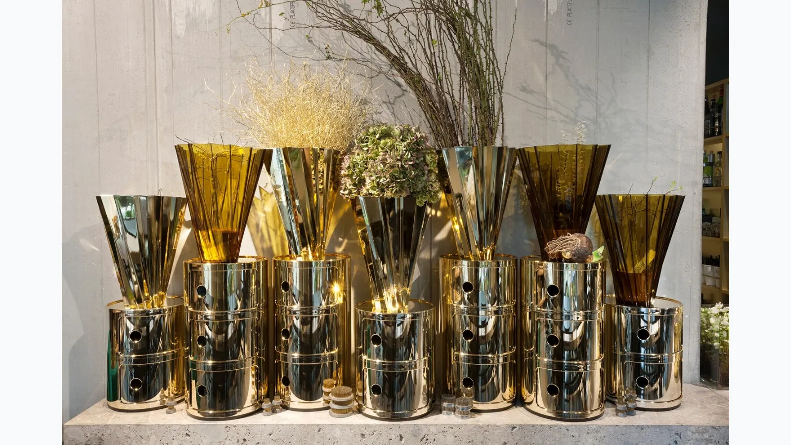 Shangai vase in Kartell colored or metallic plexiglass.