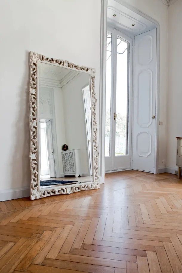 Large Agrip mirror with a floral frame in matte white lacquered wood by Tonin Casa.