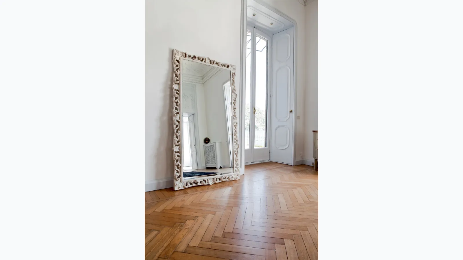 Large Agrip mirror with a floral frame in matte white lacquered wood by Tonin Casa.
