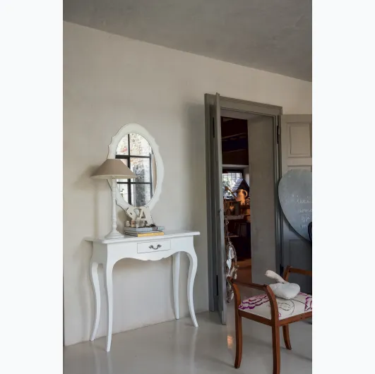 Oval mirror with a shaped frame in matte White lacquered finish Carina by Tonin Casa.