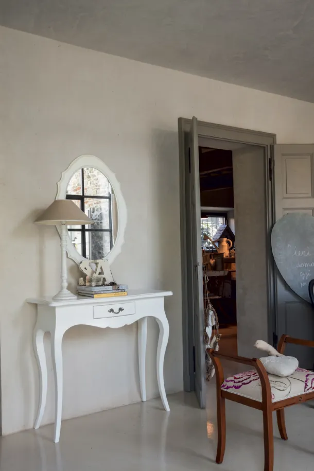 Oval mirror with a shaped frame in matte White lacquered finish Carina by Tonin Casa.