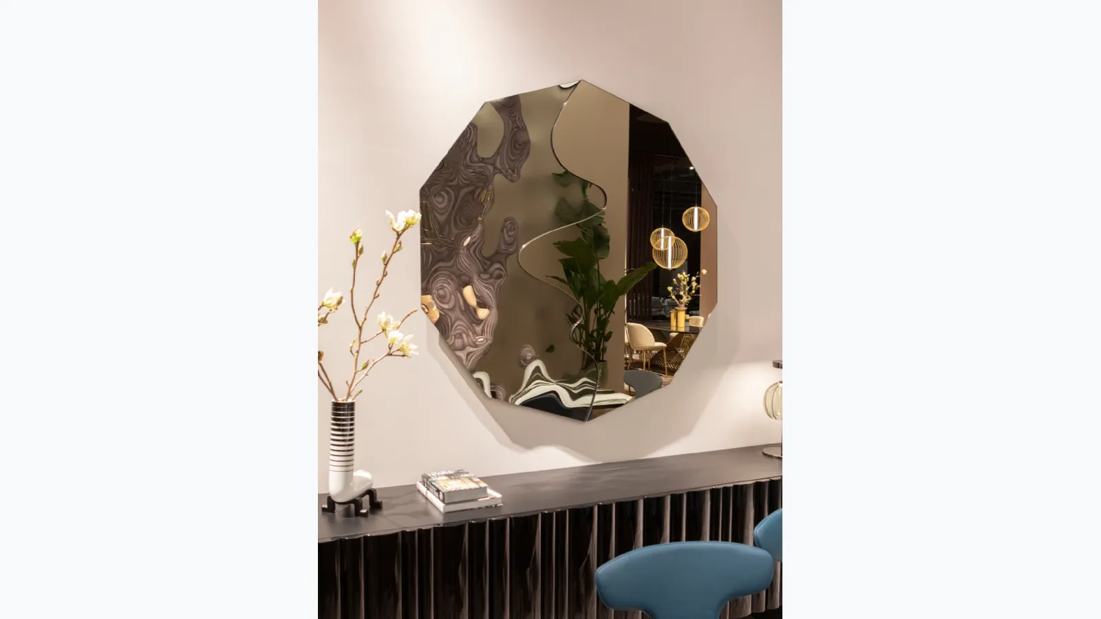 Sculptural mirror Decameron by Tonin Casa.