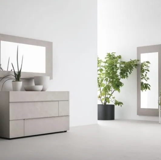 Replay mirror with light textured concrete frame by Tomasella.