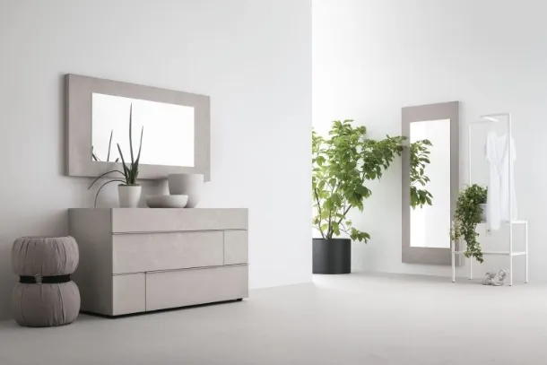 Replay mirror with light textured concrete frame by Tomasella.