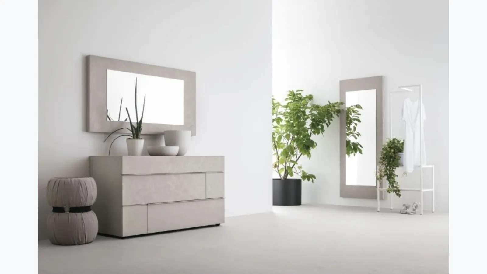 Replay mirror with light textured concrete frame by Tomasella.