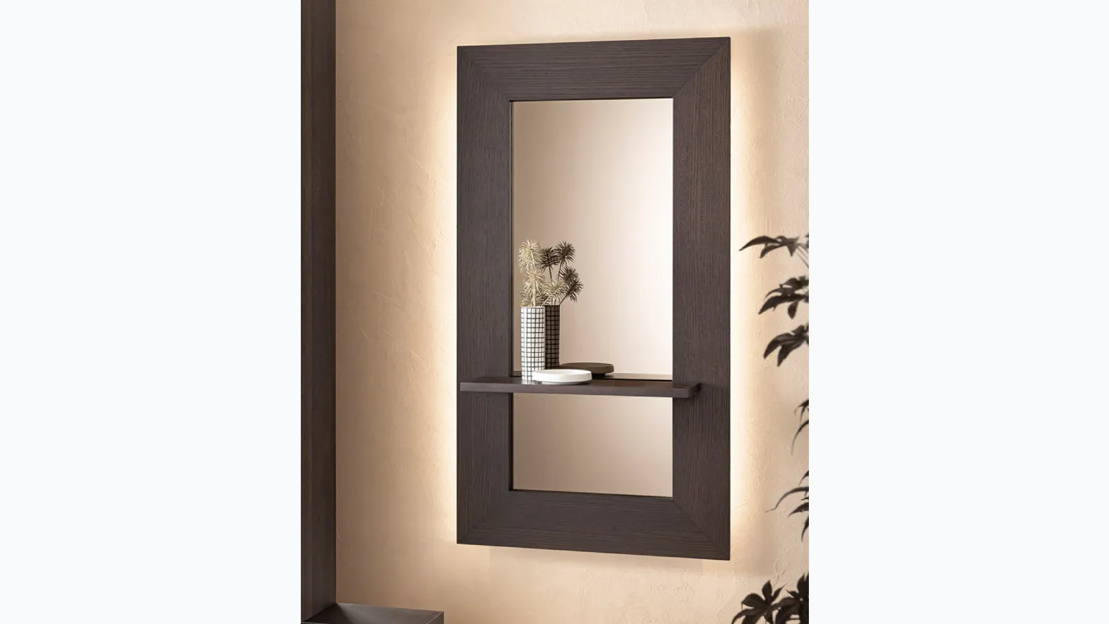 Sibilla mirror with wooden frame and Reflects shelf.
