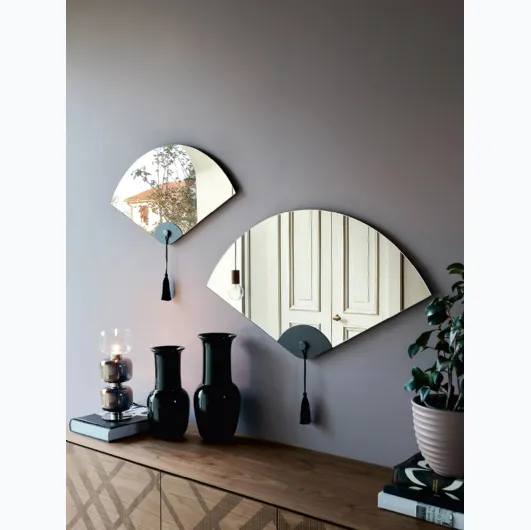 Design mirror Winderly with wooden detail by Tonin Casa.