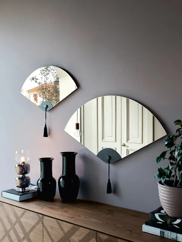 Design mirror Winderly with wooden detail by Tonin Casa.