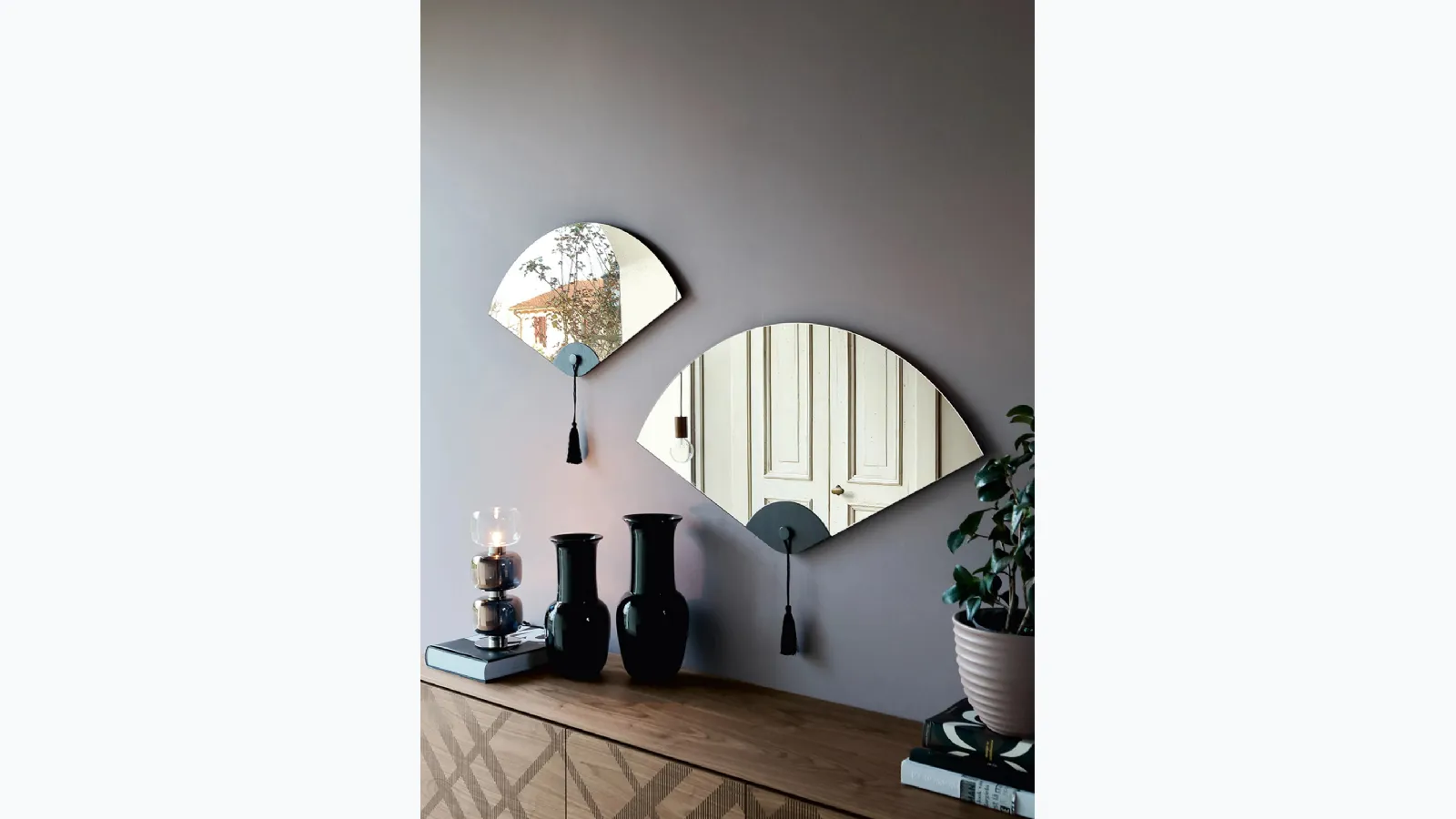 Design mirror Winderly with wooden detail by Tonin Casa.