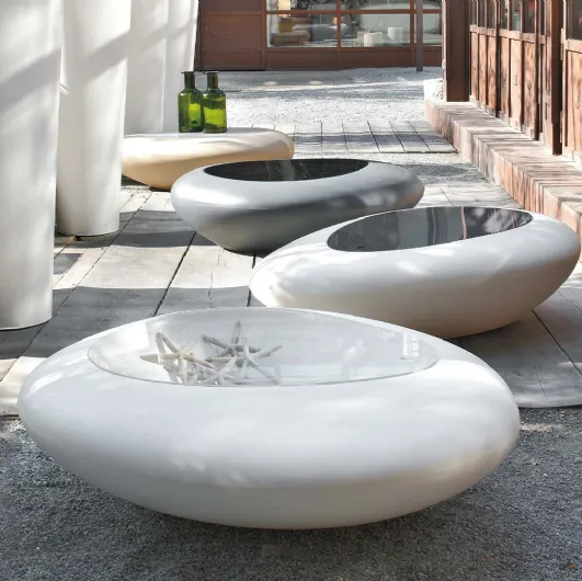Design coffee table in polyethylene with plexiglass top Kos by Tonin Casa.
