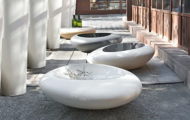 Design coffee table in polyethylene with plexiglass top Kos by Tonin Casa.