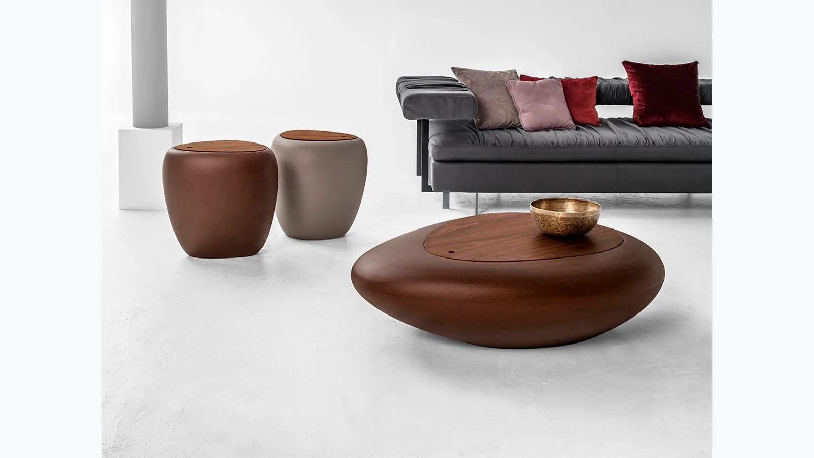 Design coffee table Kos in polyethylene with a wooden top by Tonin Casa.