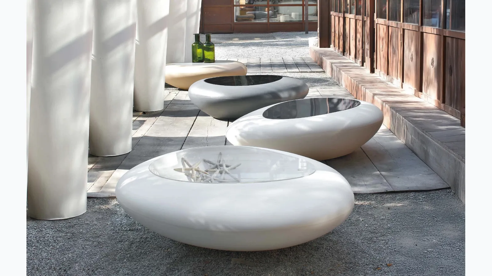 Design coffee table in polyethylene with plexiglass top Kos by Tonin Casa.
