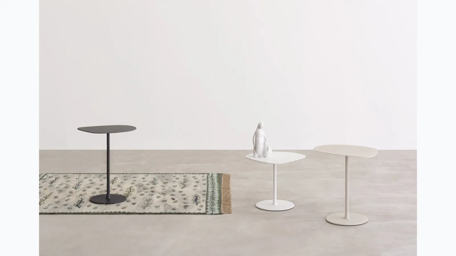 Mixit coffee table in lacquered finish by Desalto