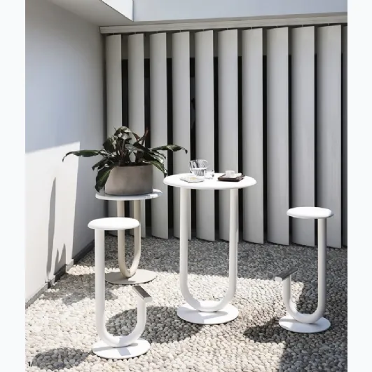 Strong Coffee table in white lacquered Desalto.