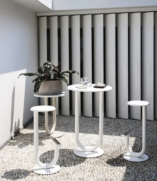 Strong Coffee table in white lacquered Desalto.