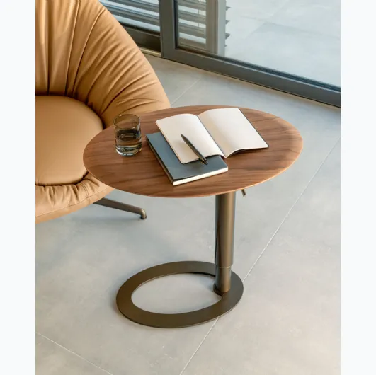 Adjustable height Tek coffee table with a wooden top by Riflessi.