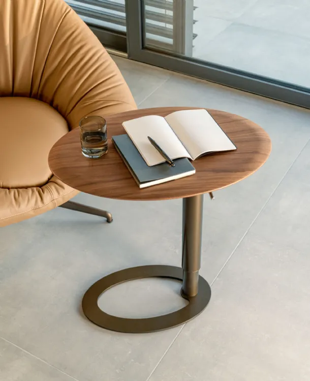 Adjustable height Tek coffee table with a wooden top by Riflessi.