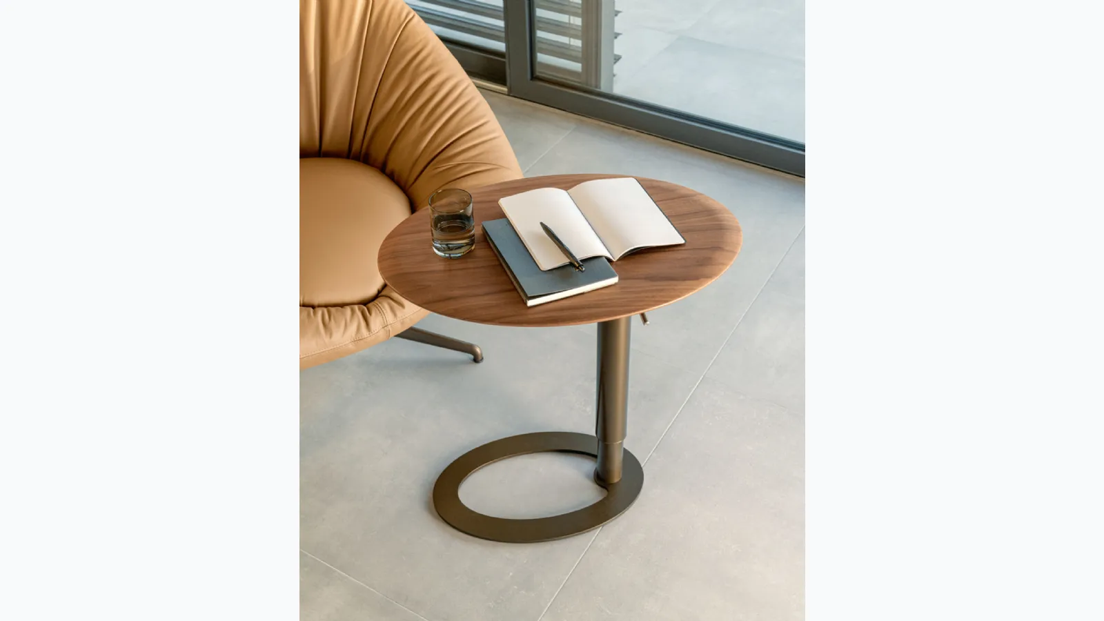 Adjustable height Tek coffee table with a wooden top by Riflessi.