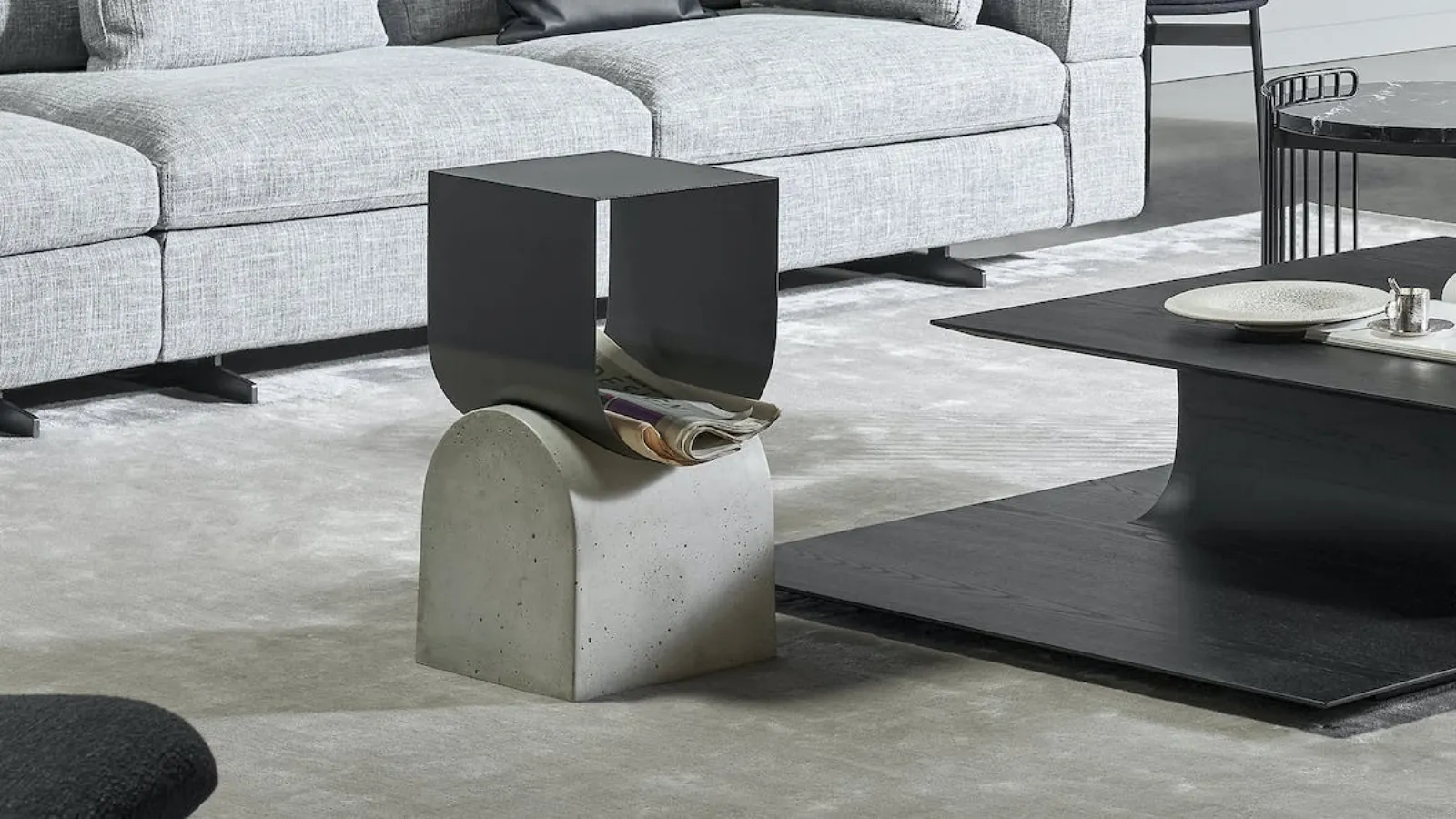 Design magazine rack coffee table Vague in metal and concrete by Bonaldo.