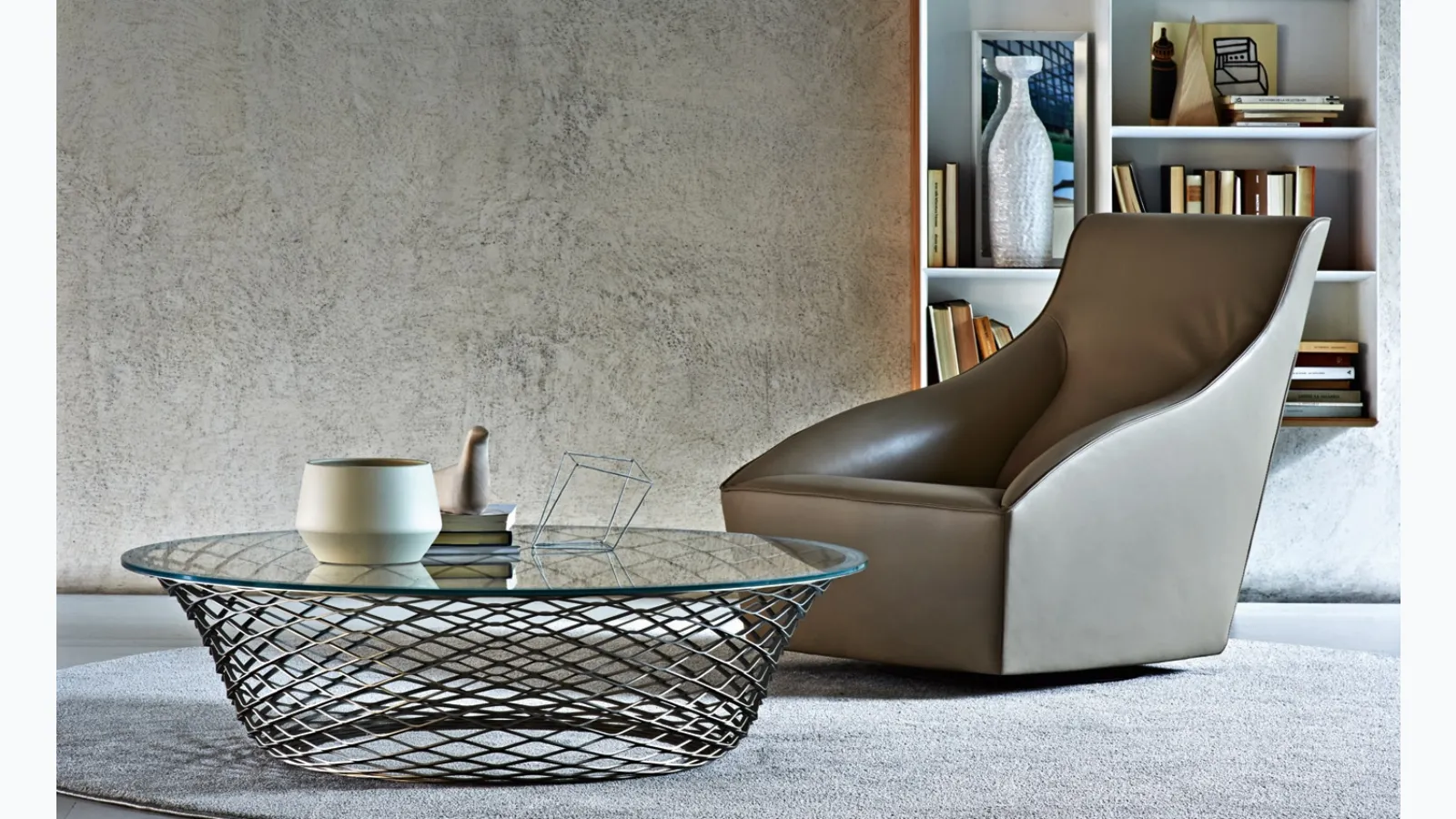 Sculpture coffee table Teso in extra-light transparent glass with laser-engraved steel sheet structure by Molteni & C.