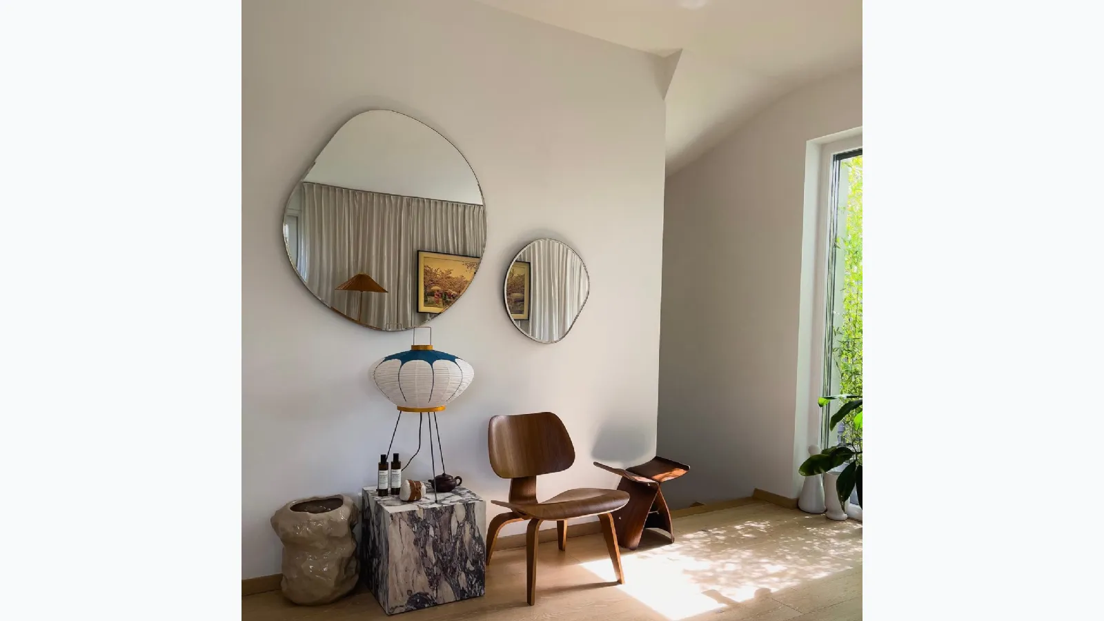 Handmade table lamp in traditional Japanese washi paper by Japanese craftsmen Akari 9AD from Vitra.