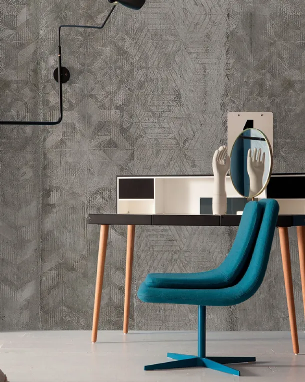 Industrial style wallpaper Concrete that combines cement with the floral decoration of Inkiostro Bianco.