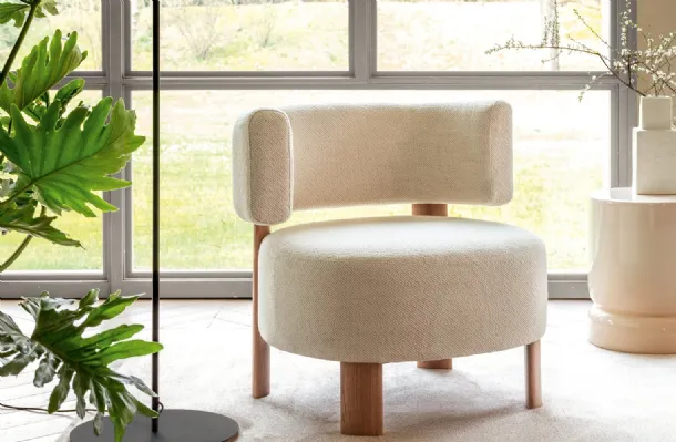 Glen upholstered armchair by Calligaris