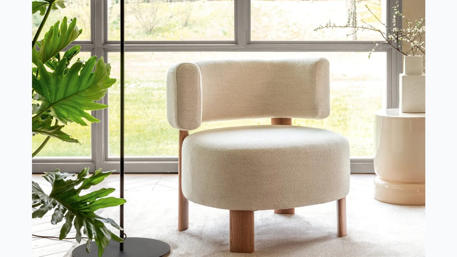 Glen upholstered armchair by Calligaris