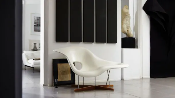 Designer armchair with a white lacquered polyester resin shell and a base made of tubular steel and oak wood. La Chaise by Vitra.