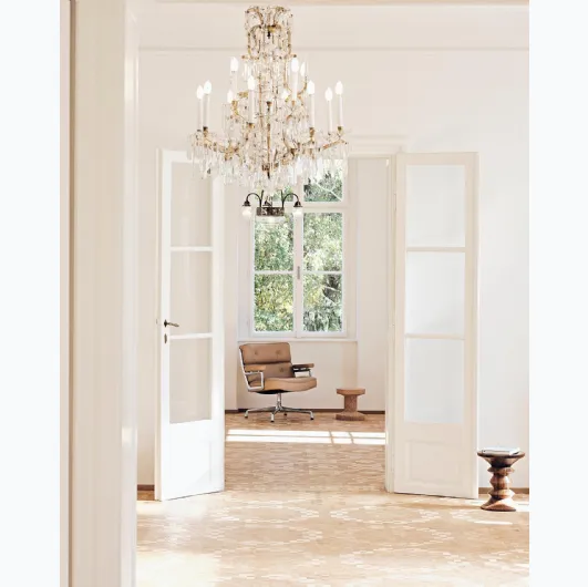 Padded leather armchair with a four-spoke base in chrome-plated die-cast aluminum Lobby Chair ES 105 by Vitra.