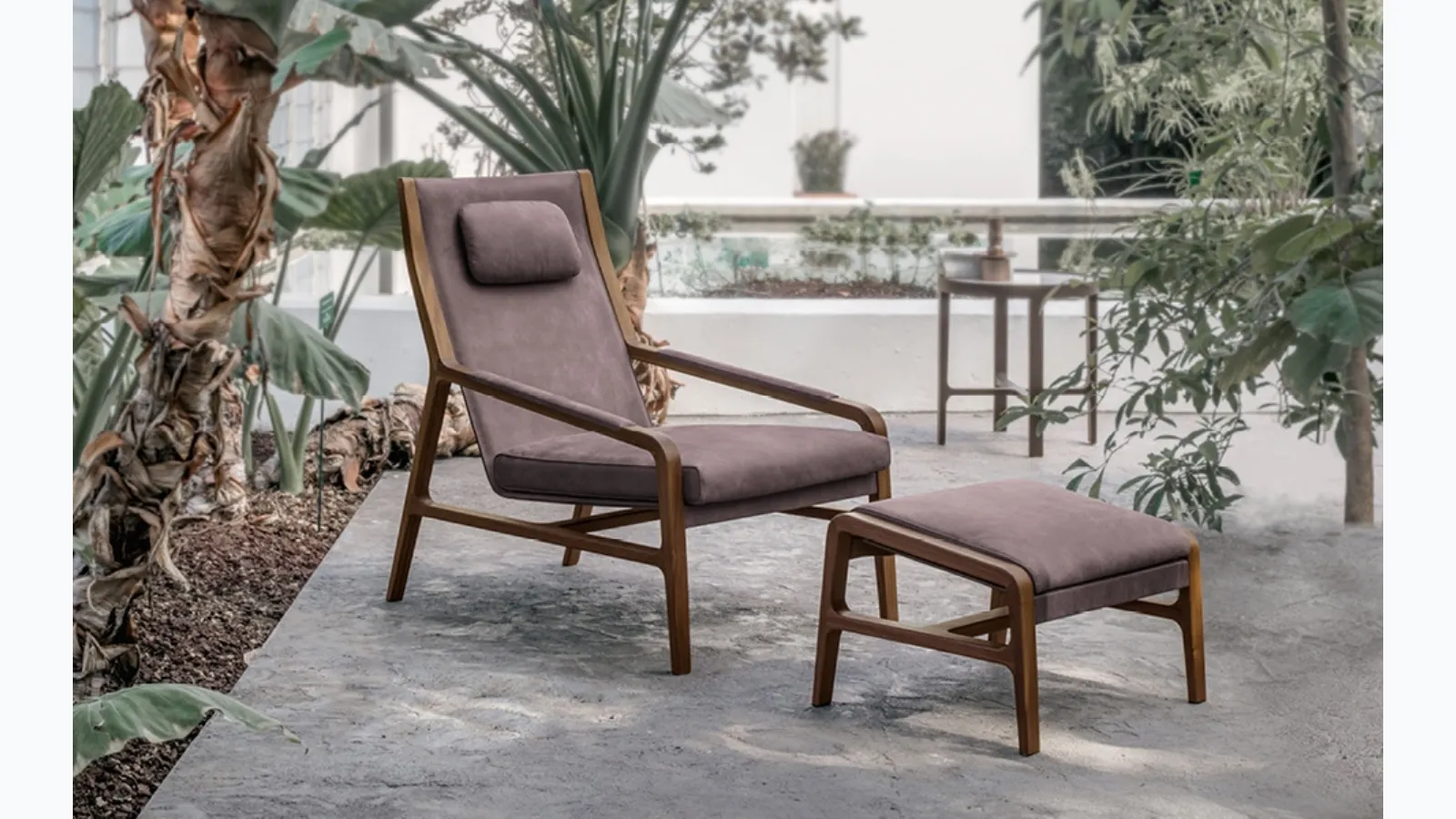 Leather armchair with solid Walnut frame Margot Relax by Alivar.