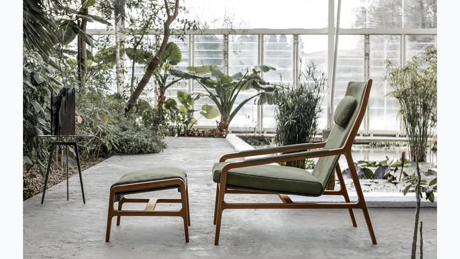 Leather armchair with solid Walnut frame Margot Relax by Alivar.