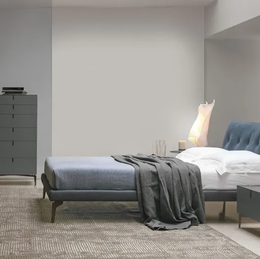 Leather bed with capitonné headboard Arca by Alivar.
