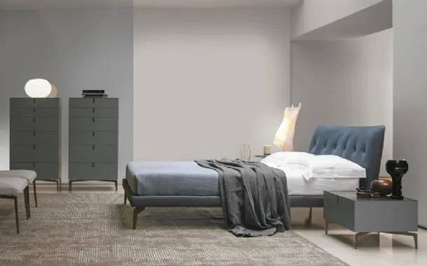 Leather bed with capitonné headboard Arca by Alivar.