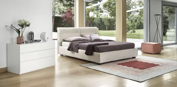 Fabric bed with Austin headboard by Calligaris