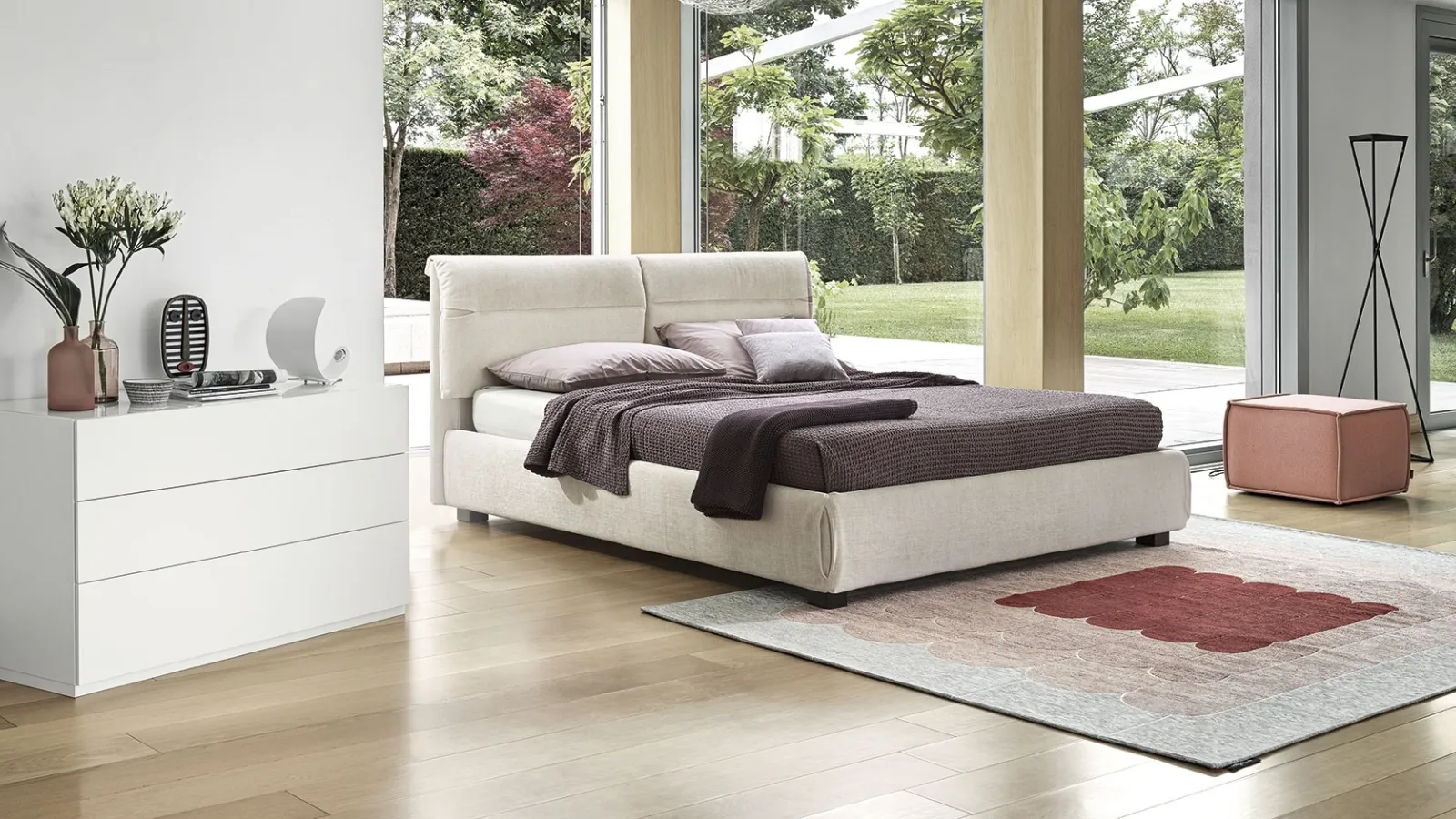 Fabric bed with Austin headboard by Calligaris