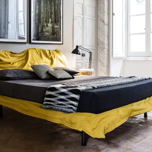 Design crumpled effect bed Big Hug by Mogg